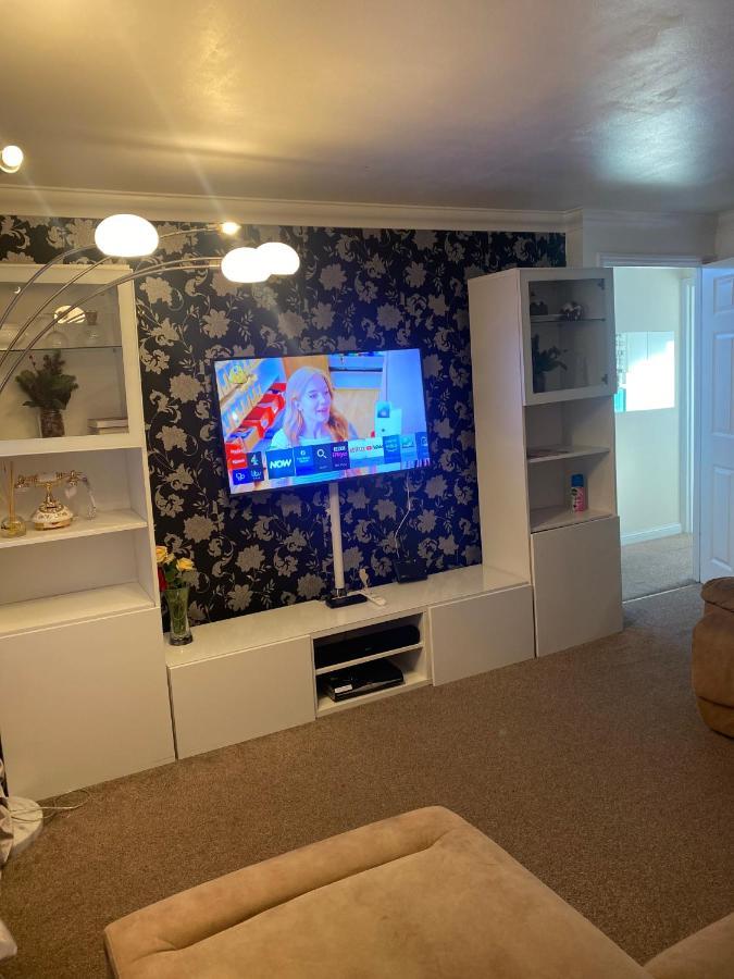 Lovely 2 Bed Flat/Apt In East London- Nice Estate. Dagenham Eksteriør billede