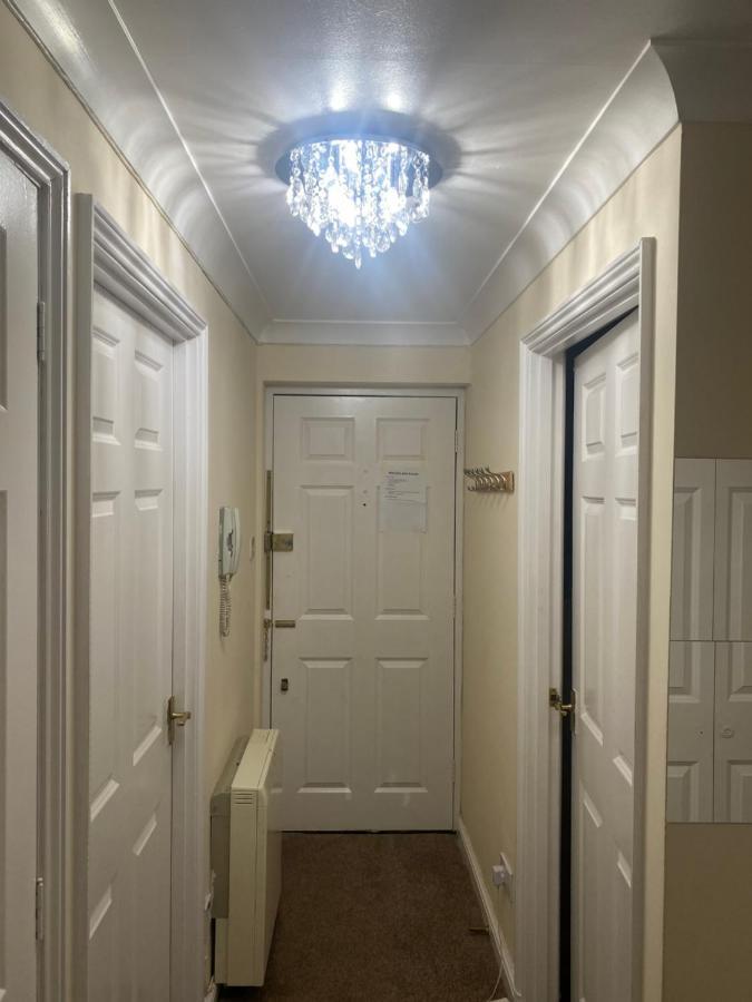 Lovely 2 Bed Flat/Apt In East London- Nice Estate. Dagenham Eksteriør billede