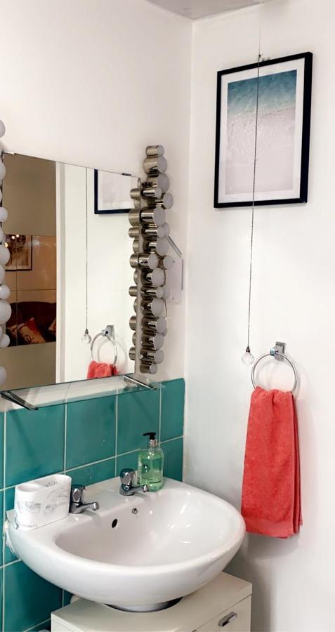 Lovely 2 Bed Flat/Apt In East London- Nice Estate. Dagenham Eksteriør billede