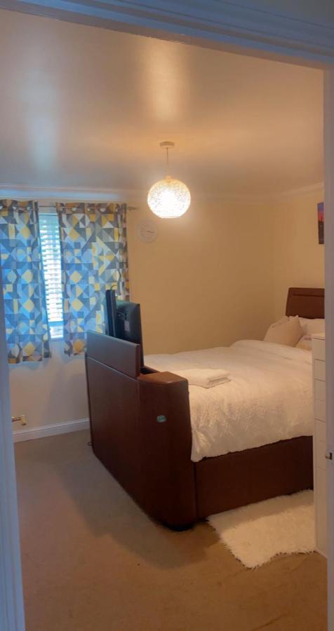 Lovely 2 Bed Flat/Apt In East London- Nice Estate. Dagenham Eksteriør billede