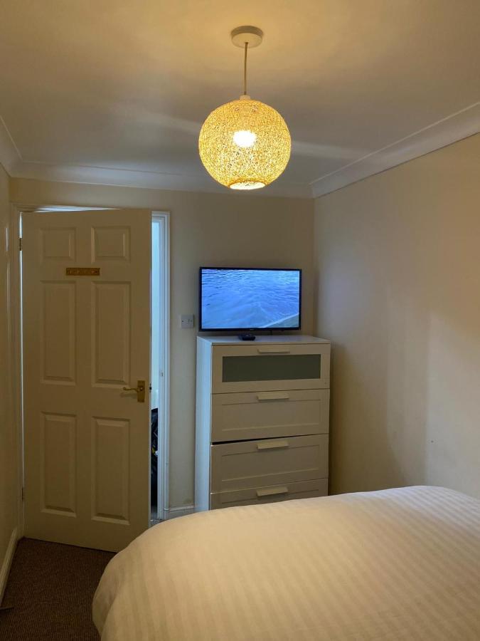 Lovely 2 Bed Flat/Apt In East London- Nice Estate. Dagenham Eksteriør billede