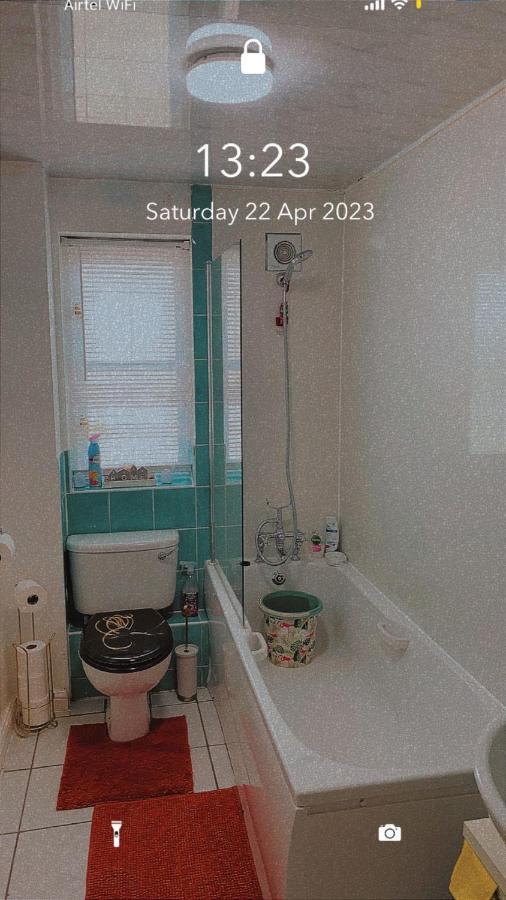 Lovely 2 Bed Flat/Apt In East London- Nice Estate. Dagenham Eksteriør billede